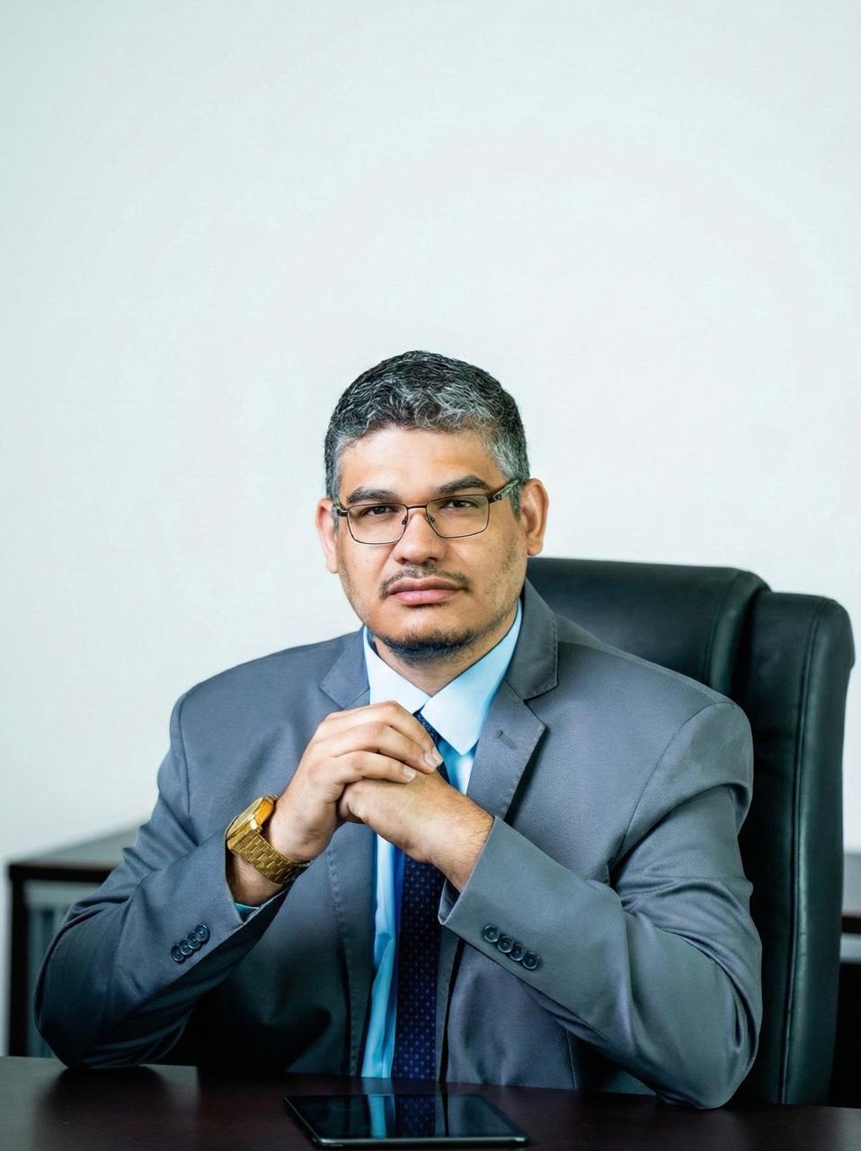 Retrato profissional de Luiz Sousa dos Reis Júnior sentado à mesa